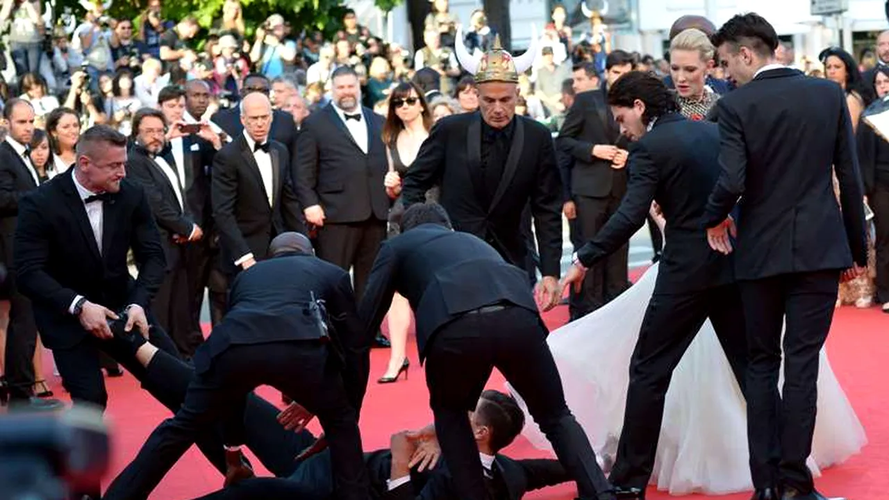 Incident pe covorul roșu de la Cannes. Ce a pățit actrița America Ferrera. VIDEO