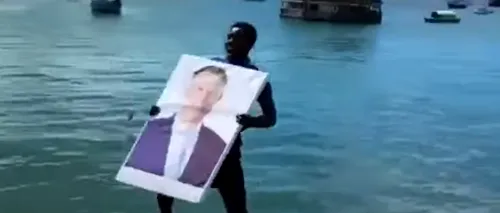 „Hakuna matata” | Ceremonie de rămas-bun în Tanzania. Localnicii iau tabloul cu Klaus Iohannis și se aruncă în apă, sub ochii președintelui (VIDEO)