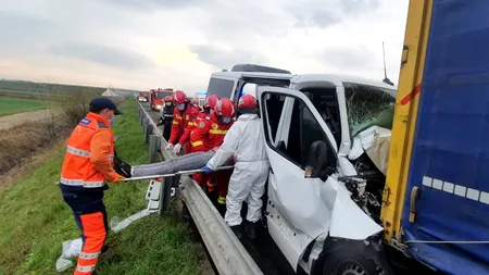 Un microbuz cu opt persoane la bord a intrat într-un TIR pe A1, în județul Alba. Șapte persoane au ajuns la spital (FOTO-VIDEO)