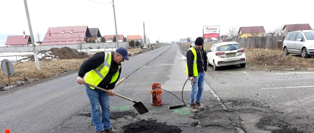 Cum se ASFALTEAZĂ iarna în România? Gropile de pe drumul care leagă Bran de Moieciu, „PLOMBATE CU BUTELIA