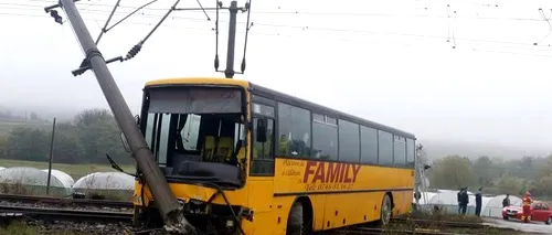 Autocar cu 26 de copii la bord, accident pe o cale ferată din Suceava