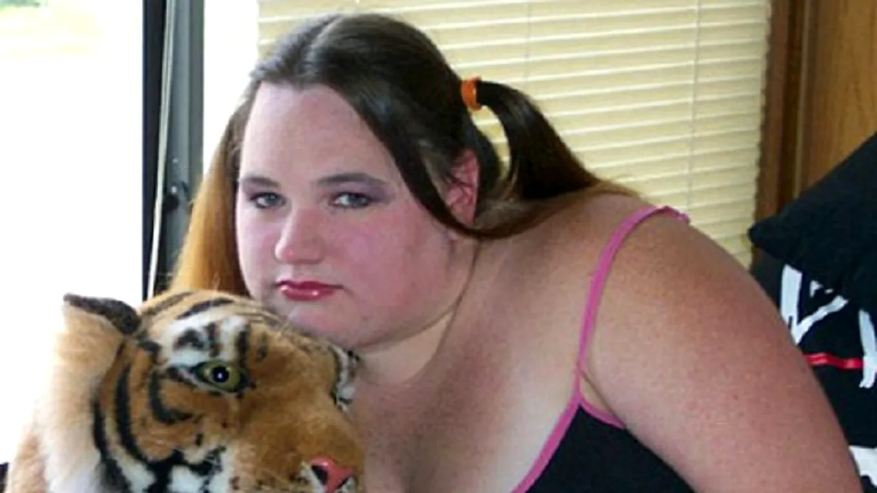 O femeie de 35 de ani, acuzată că l-a violat pe fiul celor mai buni prieteni