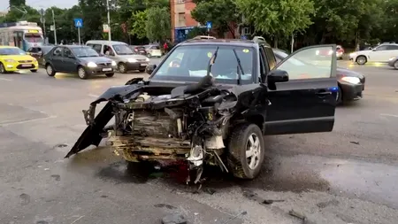 Accident provocat de un șofer urmărit de polițiști, în Craiova. O tânără de 20 de ani a ajuns la spital (VIDEO)
