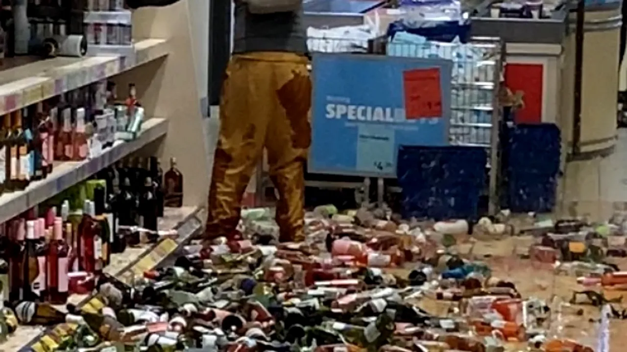 Imagini șocante! O femeie a distrus 500 de sticle de alcool dintr-un supermarket: Nu s-a oprit nici după ce se tăiase la mână! - VIDEO