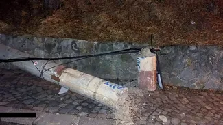 Viscolul face ravagii în stațiunile de pe Valea Prahovei, unde vântul bate cu rafale de peste 120 km/h. Mai mulți copaci și stâlpi au fost doborâți