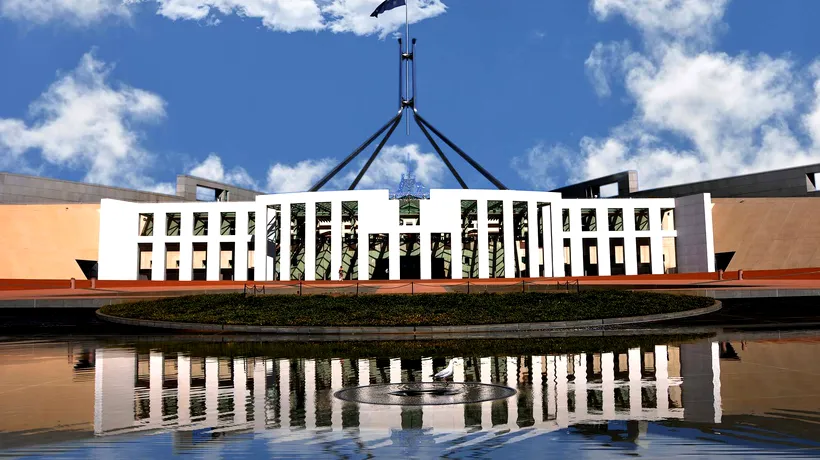 Trei australieni purtând cagula KKK, niqab și cască de motociclist au încercat să intre în sediul Parlamentului