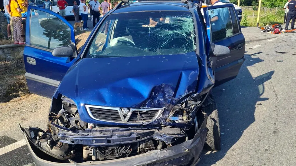FOTO | Carambol cu trei mașini pe un drum din județul Gorj, soldat cu doi morți și patru răniți
