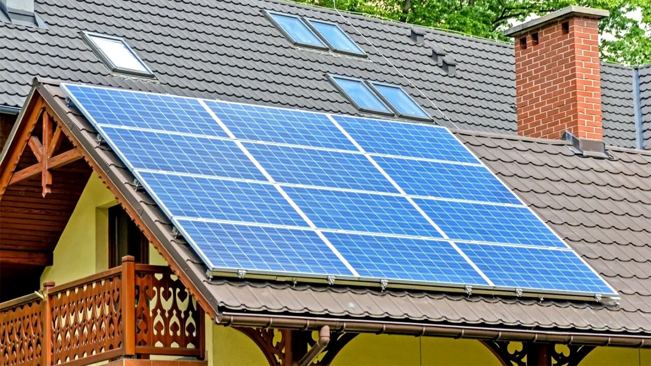 Am făcut calculul! Cât costă să îți pui panouri fotovoltaice pentru o casă cu 5 camere