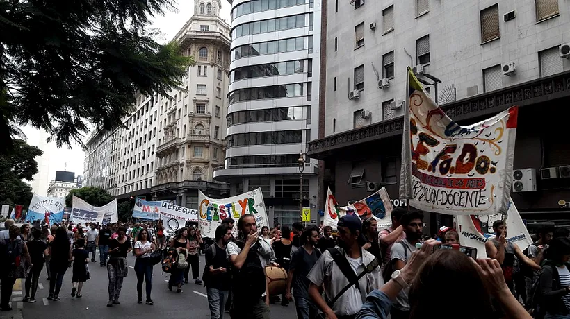 „Marșul pietrelor” la Buenos Aires. Președintele Argentinei, surprins distrându-se în plină pandemie