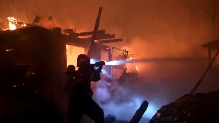 Incendiul violent din județul Bistrița-Năsăud, lichidat. Patru case, un atelier de tâmplărie și două anexe, mistuite de foc