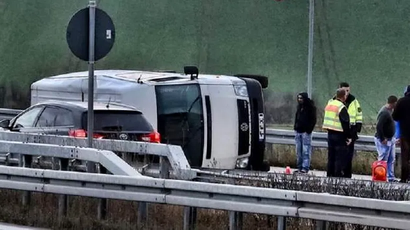 Un microbuz în care se aflau nouă români, răsturnat pe o autostradă din Germania: Autoturismul s-a învârtit de mai multe ori / Un român cu răni grave a fost transportat la un spital din zonă 