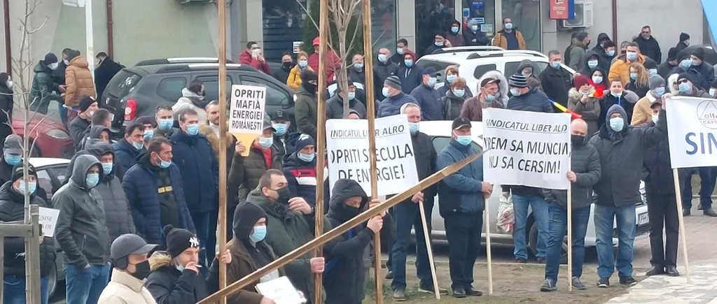 „Țepe” pentru ministrul Energiei. Sute de angajați de la ALRO Slatina au protestat în fața prefecturii Olt, de teamă că își vor pierde slujbele
