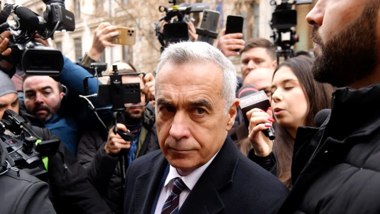 Cum a fost întâmpinat Călin Georgescu la secția de poliție. Fostul candidat a venit să semneze controlul judiciar: „Turul 2, înainte!