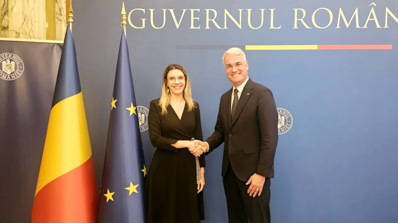 Diana Buzoianu și Dragoș Pîslaru se felicită reciproc pentru memorandumul România - Norvegia