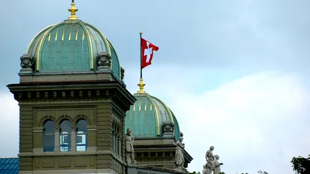 Decizie fără precedent. Bancherii elvețieni vor avea salariile mai mici decât ale profesorilor de școală generală