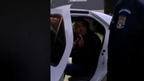 Circ în mașina poliției, făcut de un membru al unui clan interlop renumit în Alexandria. Bărbatul fusese prins beat mangă la volan: „Vreau să mă filmeze și pe mine - VIDEO