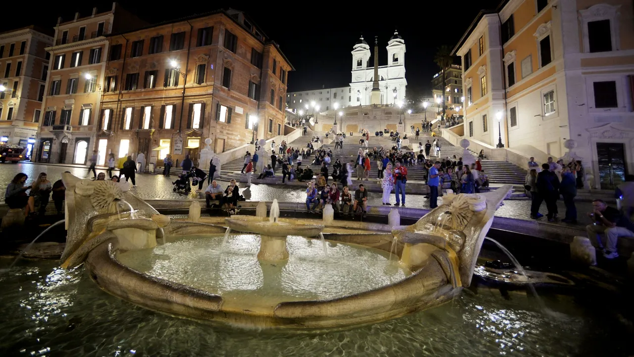 Ce amenzi usturătoare riscă turiștii care se vor așeza pe faimoasele Trepte Spaniole din Roma