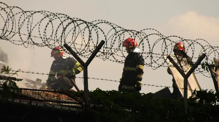 Pompierii încearcă să lichideze incendiul de la depozitul Antrefrig din Pantelimon