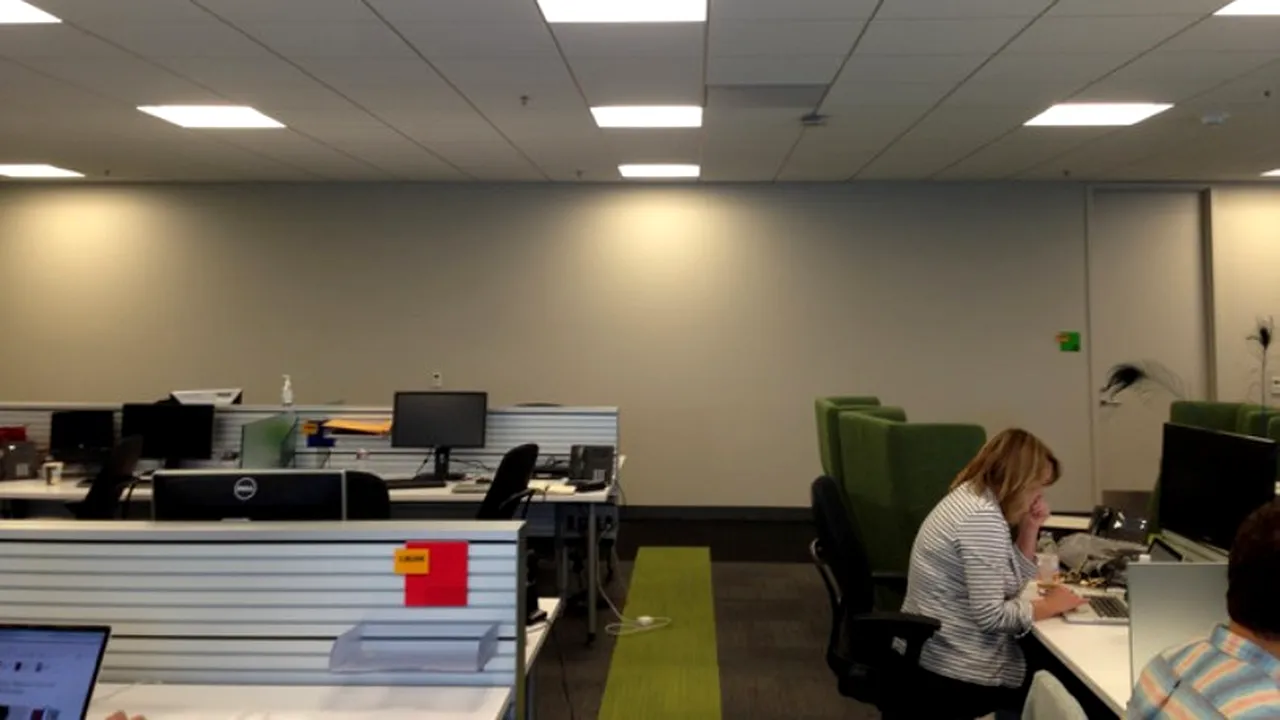 Așa arăta înainte acest birou. Cum l-a transformat însă „peste noapte