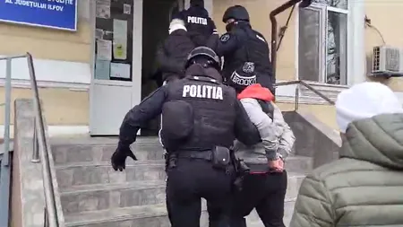 VIDEO | Percheziții în Ilfov, după furtul unui pistol și a 24 de cartușe din casa unui fost ofițer SRI. Patru persoane, duse la audieri