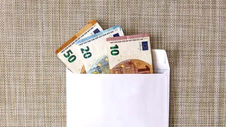 O femeie de 72 de ani a găsit 10.000 de lei pe o stradă din Petroșani. Ce s-a întâmplat apoi