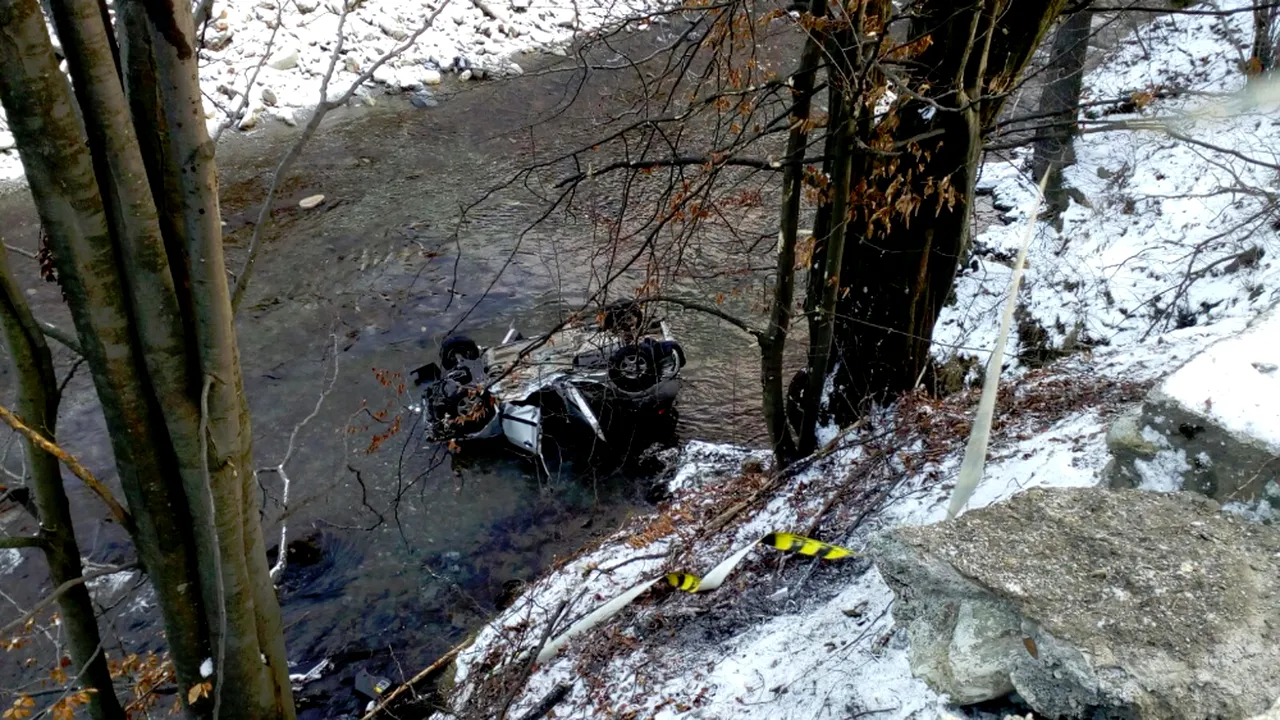 O mașină cu trei persoane a plonjat în râul Jiu. Ce au descoperit salvatorii când au ajuns la locul accidentului. Doi oameni au murit. UPDATE. GALERIE FOTO