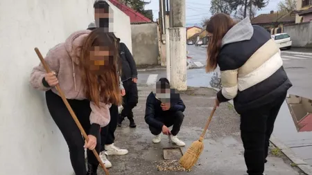 Tineri din Constanța, puși să măture trotuarul după ce au spart semințe și au aruncat cojile pe jos