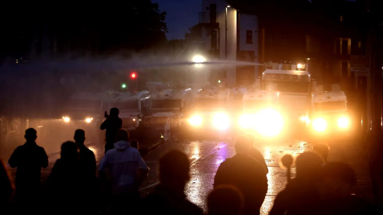 MAE le cere românilor din Ballymena să nu participe la violențe/ Cei aflați în pericol pot SOLICITA ajutor