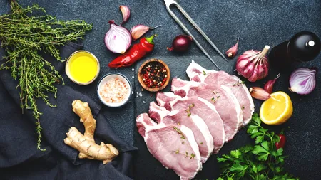 Pericolele ascunse din carnea de PORC. La ce boli riști să te expui