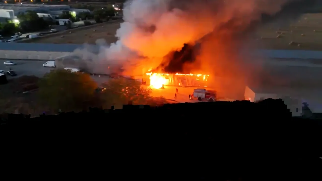 Incendiul de la Dragonul Roșu, lichidat după trei zile. Premeditare criminală sau accident