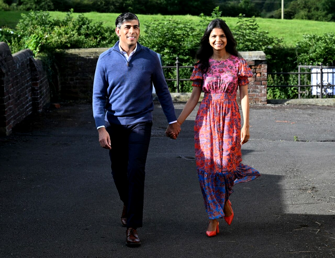 Premierul conservator al Marii Britanii Rishi Sunak și soția sa Akshata Murty au votat în Kirby Singston Village Hall. Sursa Foto: Profimedia