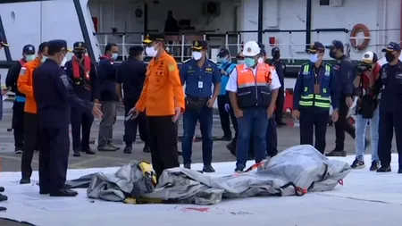 Locul în care s-a prăbușit avionul indonezian Boeing a fost identificat! Au fost găsite rămășițe umane / Martor: „Avionul a căzut ca un fulger în mare și a explodat în apă” - FOTO