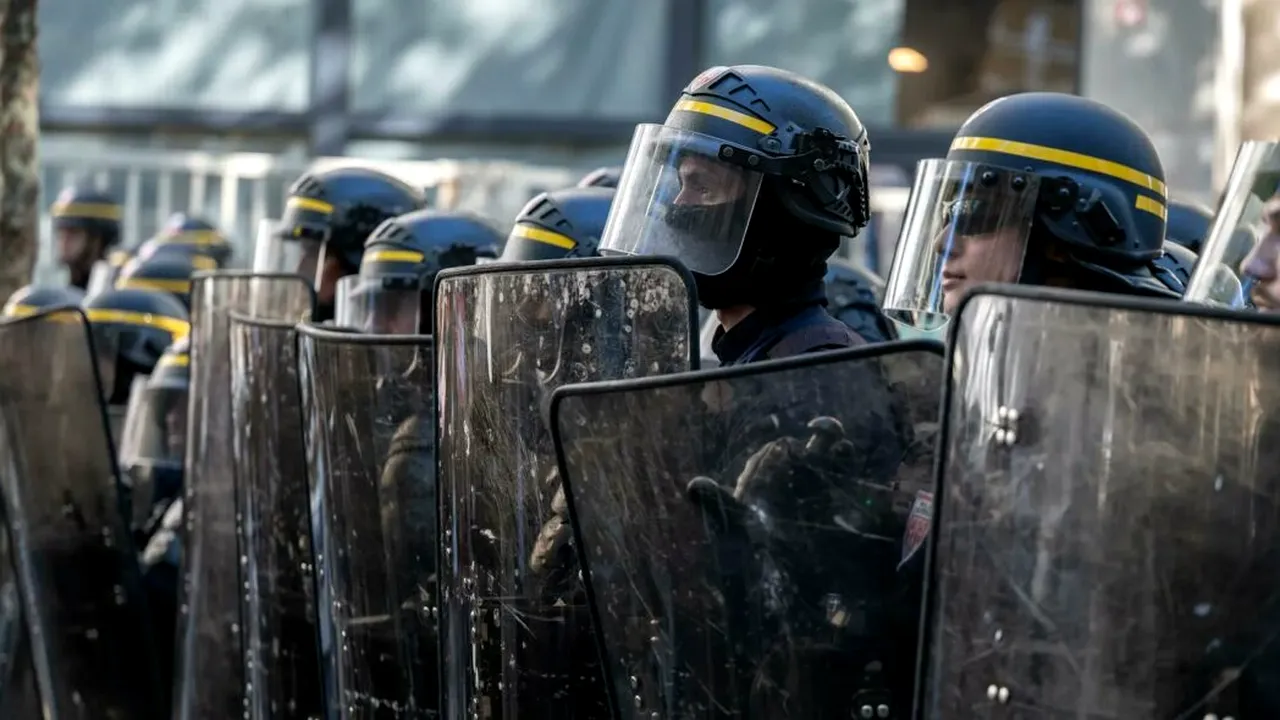 Poliția din Franța, acuzată că a mutilat adolescenți la protestele din școli. Aproape 6.800 de minori, arestați