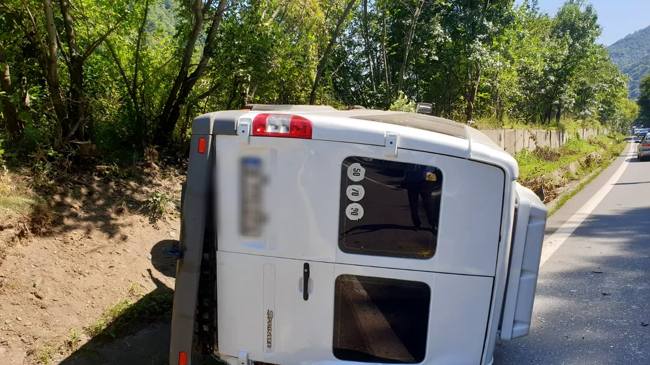 UPDATE Alertă în Vâlcea: 21 de persoane implicate într-un accident rutier / 11 persoane implicate iar una dintre ele a fost transportată cu elicopterul SMURD - FOTO