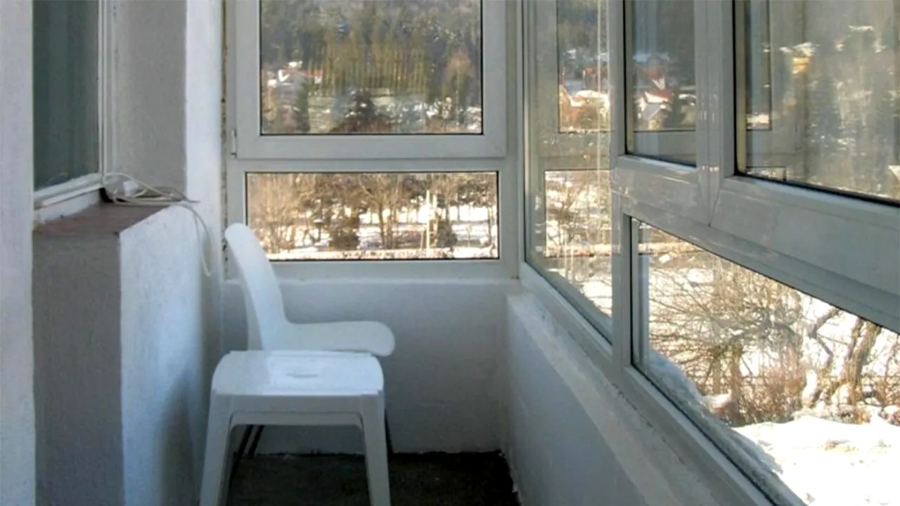 Nu este o glumă! Un proprietar vrea sa-și închirieze BALCONUL, cu 1.200 de euro pe lună. Cum arată