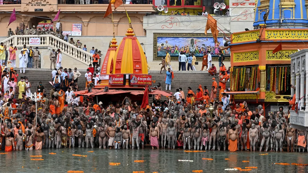 Festivalul hindus de pe malul Gangelui a devenit un focar de COVID-19. Zeci de lideri religioși s-au îmbolnăvit, iar numărul cazurilor crește alarmant