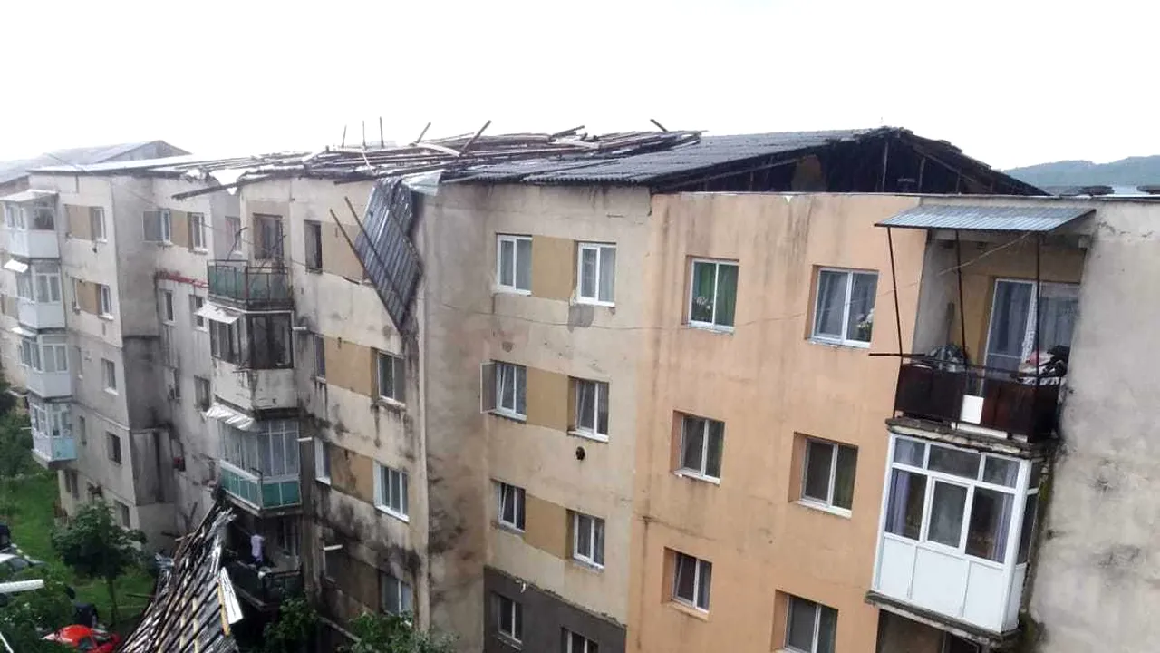 Ravagii în județul Gorj: Patru mașini distruse după ce acoperișul unui bloc din Târgu Cărbunești a fost luat de vânt - FOTO 