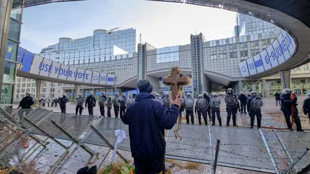 Petarde, incendii și tunuri de apă la Parlamentul European / Liderii UE discută despre protestele fermierilor