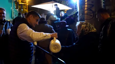 George SIMION le-a împărțit ceai și plăcinte credincioșilor care au venit să se roage la moaștele Sfintei Parascheva