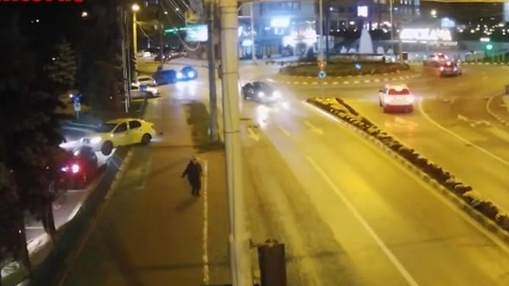 VIDEO | Accident în centrul orașului Suceava. Un taxi a zburat pe plafonul unui Mercedes