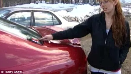 Această femeie a parcat în fața unui magazin. La întoarcere, a găsit un bilet pe mașină. Când l-a citit, a izbucnit în plâns