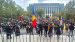 Sute de oameni protestează în fața Tribunalului București. Susținătorii lui Călin Georgescu așteaptă decizia judecătorului în privința prelungirii arestării preventive pentru fostul prezidențiabil