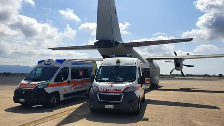 FOTO | Doi bebeluși, aflați în stare gravă, transferați cu o aeronavă militară la un spital din Italia