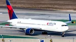 Incident aviatic de Ziua Independenței: un avion al Delta Air Lines, lovit de un foc de artificii în timpul aterizării. „Tocmai am auzit o explozie”