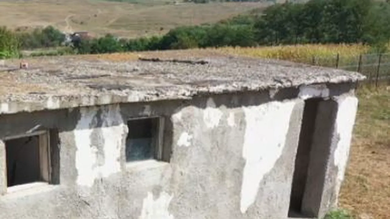 Caz incredibil în județul Botoșani. Primarul nu are curaj să intre în toaleta infectă a școlii. Elevii nu au, însă, altă soluție. Pe cine dă vina edilul pentru situație. FOTO
