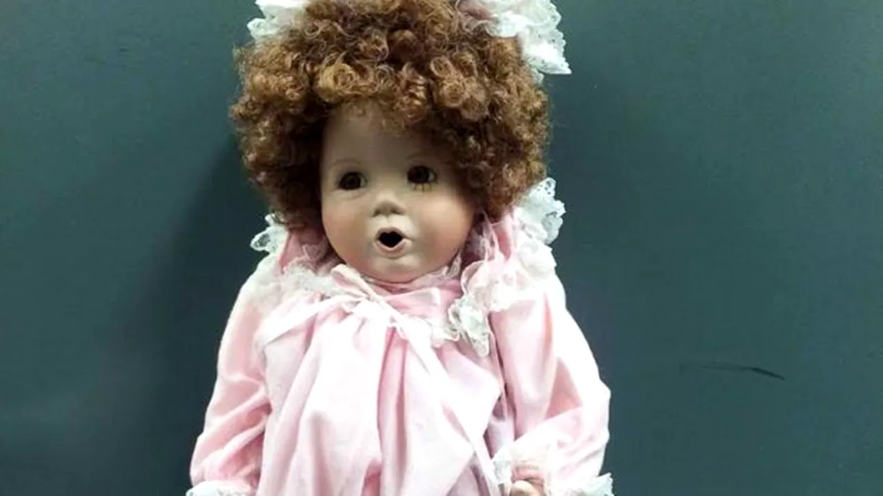 Mai multe familii au primit păpuși de porțelan care seamănă cu fetițele lor. Misterul a fost rezolvat
