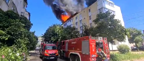 Imagini înfiorătoare cu un incendiu izbucnit la acoperișul unui bloc cu patru etaje din Piatra Neamț