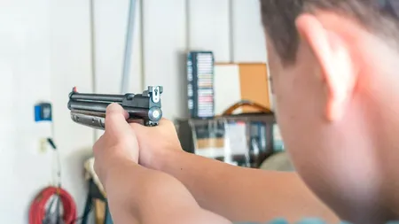 Povestea unui bărbat care a trăit 40 de ani cu un GLONȚ în cap fără să știe. Totul a plecat de la un joc din copilărie: „Fratele meu m-a împușcat”