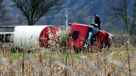 TREI RĂNIȚI după ce o cisternă s-a răsturnat pe DN 7 și a acroșat alte două mașini, una căzând în Olt. Șoferul care a provocat accidentul era BĂUT