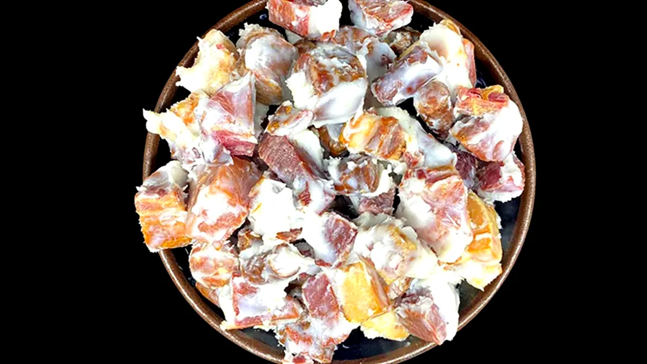 Carne la garniță: cum se prepară cea mai delicioasă rețetă și care este SECRETUL frăgezimii ei